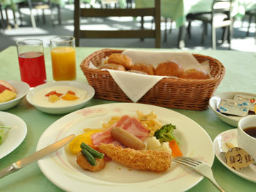 《朝食バイキング盛り合わせ一例》和洋そろったバイキング。