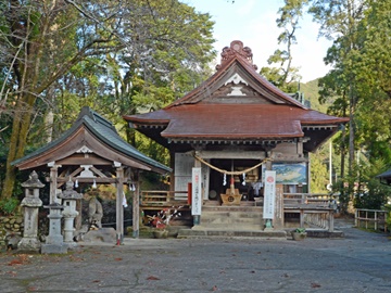 *【紫尾神社】当館から徒歩2分。この拝殿下より「神の湯」がパイプで当館に送られています。