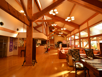 【ロビー】木の温かみのある洋風な館内です。