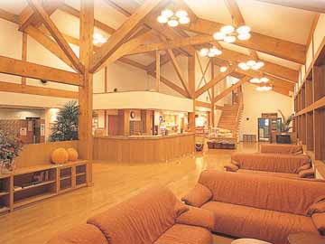 木の温かみのある洋風な館内です。
