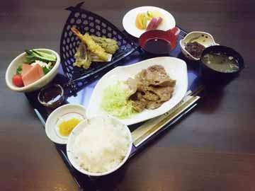 *【ある日の夕食】ライスお替りし放題！品数豊富なメニューです（画像は一例です）