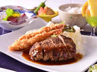 *ご夕食一例：旬の食材をふんだんに活かしたホテル自慢の料理。