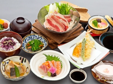 *【やまなみ会席】地元産の新鮮な山海の旬の素材を活かした定食（一例）