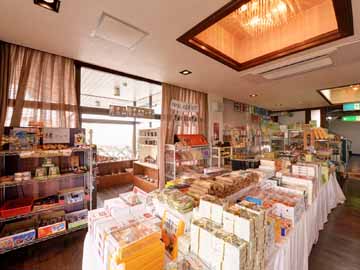 *お土産処/広島の名産品がズラリ！お友達やご家族へのお土産にどうぞ。