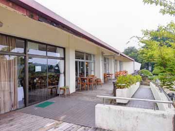 *テラス/午後の昼下がり、あたたかい日差しを浴びながらテラス席でゆっくりなひと時を。