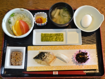 *【朝食】和食をご用意しております。生卵はセルフサービスです。卵かけご飯にするとおいしいですよ