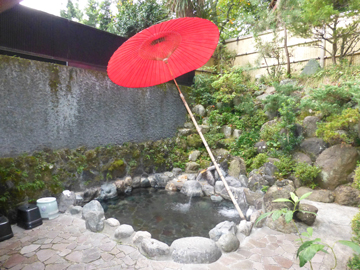 *【露天一例】赤い傘が趣を演出する露天風呂で癒しのひととき。