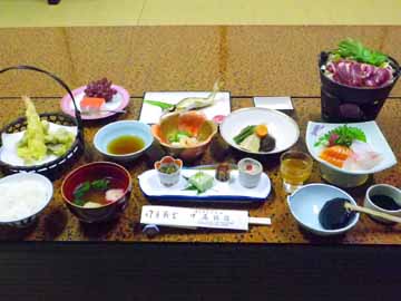 *名物「しし鍋」を始め、自家栽培の野菜などを使った和食膳が並びます。