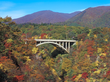 *鳴子峡の紅葉/当館からお車で約6分！全国でも名高い紅葉スポットです。