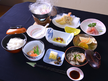 *お夕食一例/地元の食材を活かした郷土の味わい。女将が作る心に沁みるほっこりメニューをどうぞ。