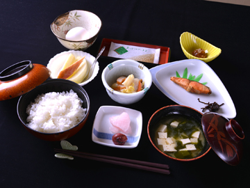 *女将が作る朝ごはん/地元の食材を活かした朝食は懐かしい郷土の味わいに。