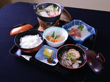 *お夕食一例（湯治プラン）/地元の食材を活かした、体にやさしいメニュー。健康を意識して腹八分の量に。