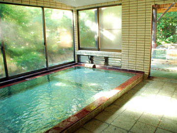 大きな窓が開放的な大浴場には、十和田石を使った湯船がございます。