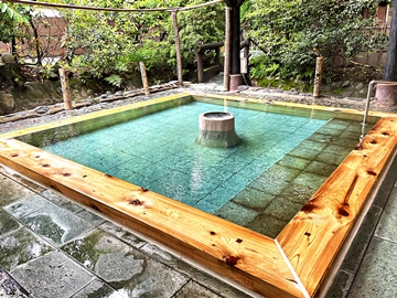 *女湯（露天風呂）／源泉あふれる檜風呂の湯船に浸かりながら癒しのひと時をお過ごし下さい。