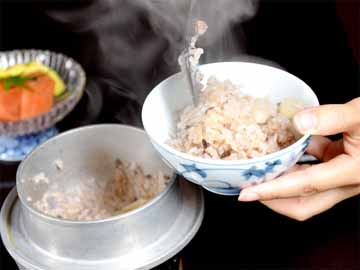 ■山菜釜めし一例■夕食のご飯は季節の赤米を混ぜた山菜釜めしをご用意♪ふっくら美味しいと評判です！