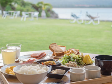 *【朝食風景】外の心地よい風を浴びながらゆったりとご朝食を♪