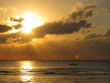 *夕陽がきれいなロマンチックビーチまで徒歩3分。カップルやご夫婦には特にオススメです。