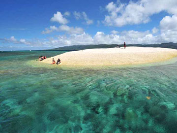 *サンゴの殻が堆積してできた「バラス島」。周囲の美しい海には多くの魚が遊泳しています。