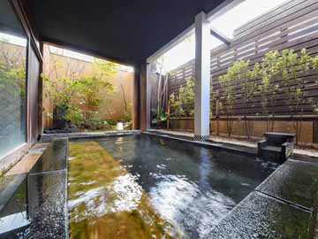 *【露天風呂-女湯-】開放的な露天風呂で四季の移ろいを感じながら温泉をお愉しみ下さい。