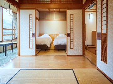 *【客室/401号室川側】和の風情とベッドの快適さを兼ね備えた、寛ぎの空間をご用意※ワンちゃん不可