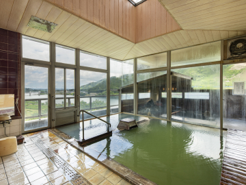*【温泉/内湯(女湯)】当館自慢、エメラルドグリーンの温泉。日々の温度・外気温で色の変化を楽しめます