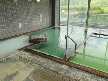 *【温泉/内湯(男湯)】当館自慢、エメラルドグリーンの温泉。日々の温度・外気温で色の変化を楽しめます