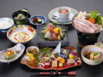 *【シニア】目で愉しみ、舌で味わう。旬の恵みを盛り込んだ会席料理。