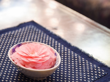 *【館内/ロビー】お花が彩る河畔のお宿。館内のいろいろなところで四季のお花を見つけられます。