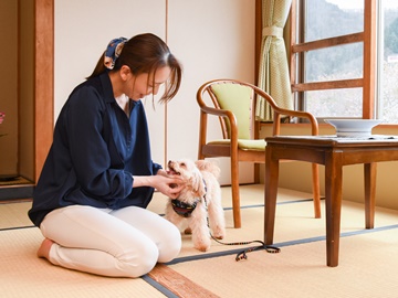*【客室/わんちゃん同伴】阿賀野川を見ながらお散歩や、リード無しで遊べる館内のわんちゃんデッキ有り。