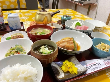 *【夕食一例】どれから食べるか迷うほどボリューム抜群の和定食です♪