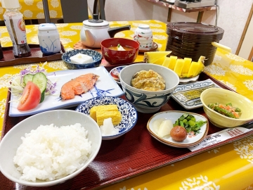 *【朝食一例】品数豊富な旅館自慢の和朝食膳。贅沢な一日の始まりを。