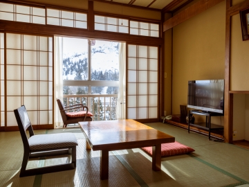 *お部屋（一例）どこか懐かしさを感じる和室の一間。畳の上で足を伸ばし、のんびりとお過ごしください。