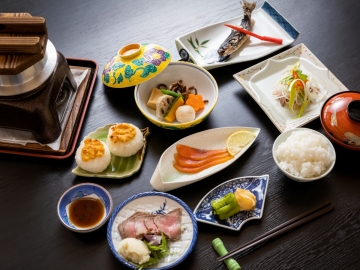 *夕食（一例）地元で獲れた食材をふんだんに使っています。
