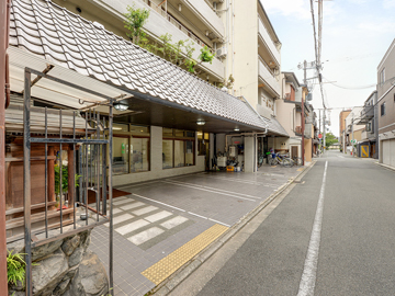 *【外観】東本願寺のすぐそばにございます