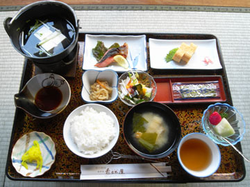 ■朝食（和食）一例■　湯豆腐・焼魚・だし巻きをメインとした和朝食をご用意致します。