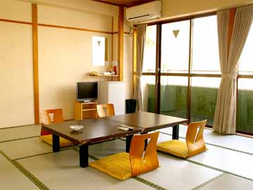 ■和室一例■全室お部屋から京都タワーがご覧いただけます。ゆっくりお寛ぎ下さい。