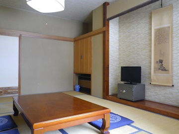*静かな和室で足を伸ばしてお寛ぎください。（客室一例）