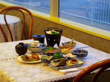 瀬戸内の海の幸と自家製食材をふんだんに使用したお料理。海を眺めながらゆっくりご堪能下さい。