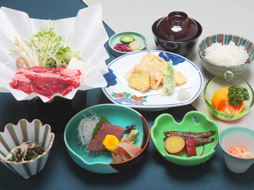 地元の旬の食材を使った会席料理です♪
