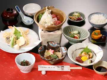 地元の旬の食材を使った会席料理です