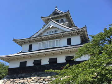 【長浜城】秀吉が最初に築いた居城。内部は資料館になっており、見学可能です。