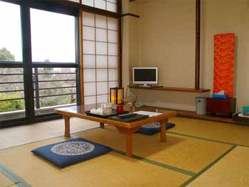 窓からは庭が見えその向こうには琵琶湖が見えます