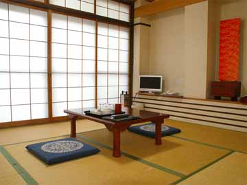 窓からは庭が見えその向こうには琵琶湖が見えます
