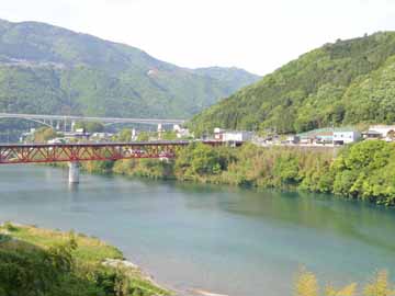 お部屋からは、目の前を流れる吉野川と山々の美しい風景がご覧いただけます