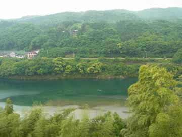 ヒスイ色に輝く吉野川を眺めてゆっくりお過ごし下さい。