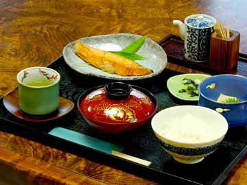 【朝食一例】朝は焼魚メインとした和定食をご用意致します。モーニングコーヒーもお付けします♪