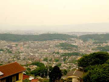 東方面に矢田丘陵、奈良盆地や若草山、南方面には信貴山、二上山、金剛山が眺望できます。