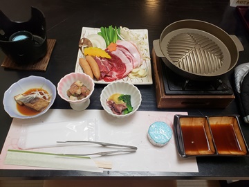 *【ジビエ定食一例】一人用の鉄鍋で、天然猪肉を焼肉をご提供します