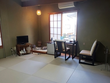 *参道側　琉球畳の和室【８畳+板の間１畳】