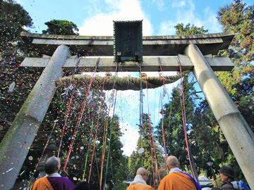 【宝山寺】当館前の石段を上ればすぐに境内に到着